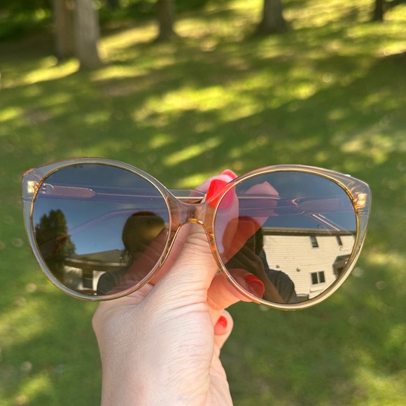 Fendi FE40029U Sunglasses - Picture 1 of 16